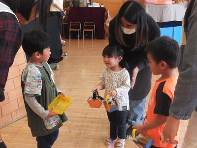 在園児と関わって遊びます。