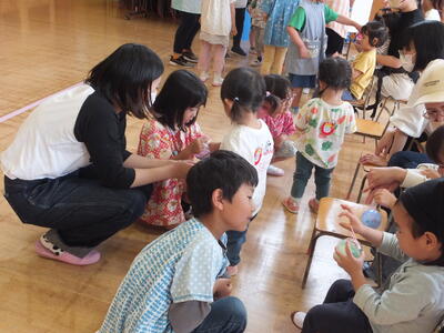 在園児と関わって遊びます