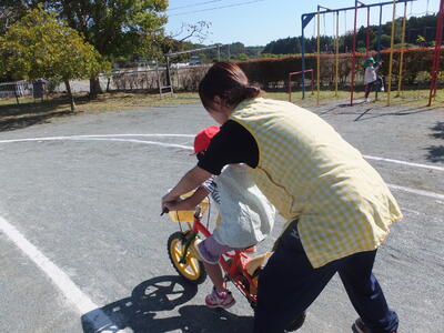 広い園庭で自転車練習
